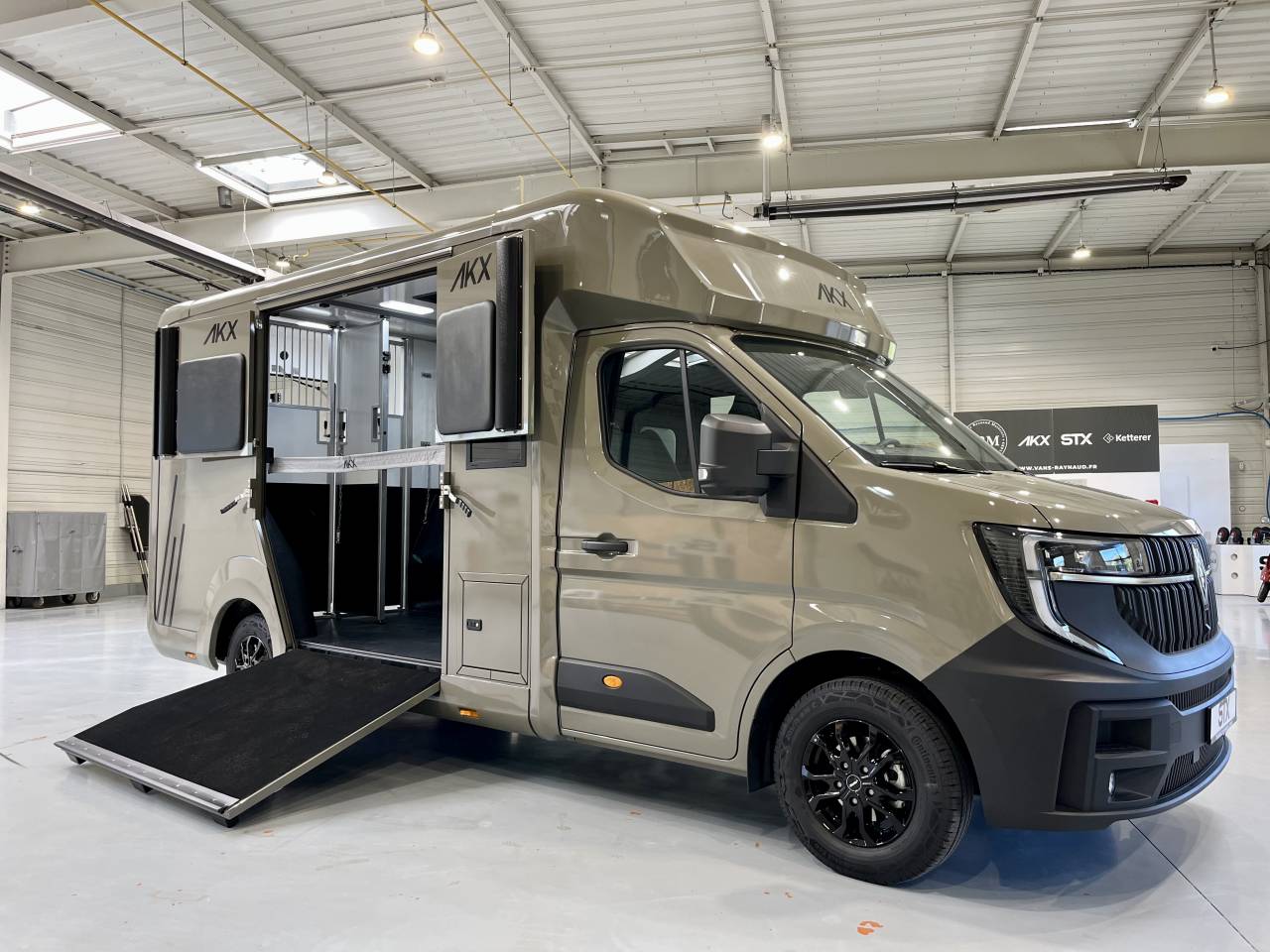 Van per Cavalli AKX  2026 Nuovo