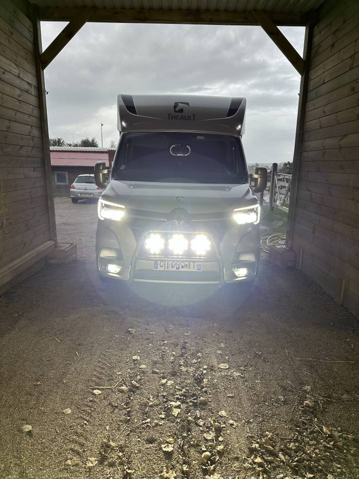 Van per Cavalli Theault THEAULT STALLE  renault master 2022 Occasione
