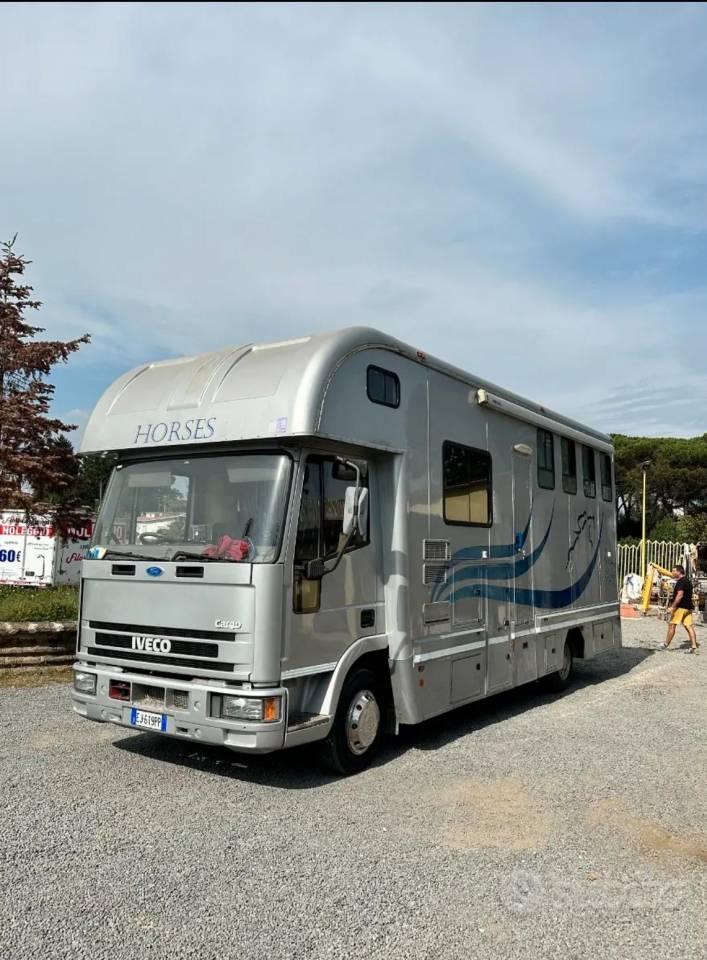 Van con living trasporto 3 cavalli