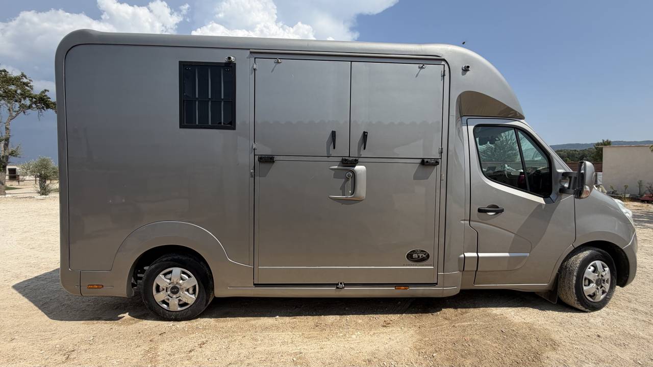 Van per Cavalli STX 3 places assises Stalle 2 chevaux  2014 Occasione