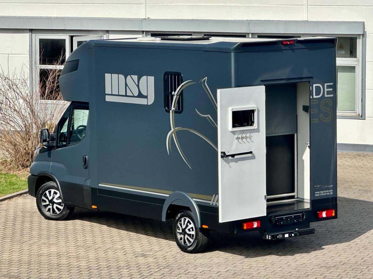 Van per Cavalli Iveco IVECO DAILY 35-210 HI-MATIC MSG STALLION LIGHT 2026 Nuovo