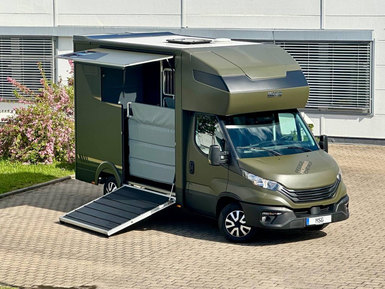 Van per Cavalli Iveco IVECO DAILY 35-210 HI-MATIC MSG STALLION LIGHT 2026 Nuovo