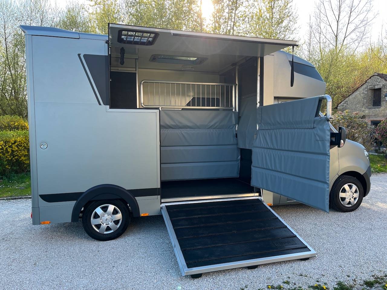 Van per Cavalli Nissan NISSAN INTERSTAR DCI 165 MSG STALLION LIGHT 2026 Occasione