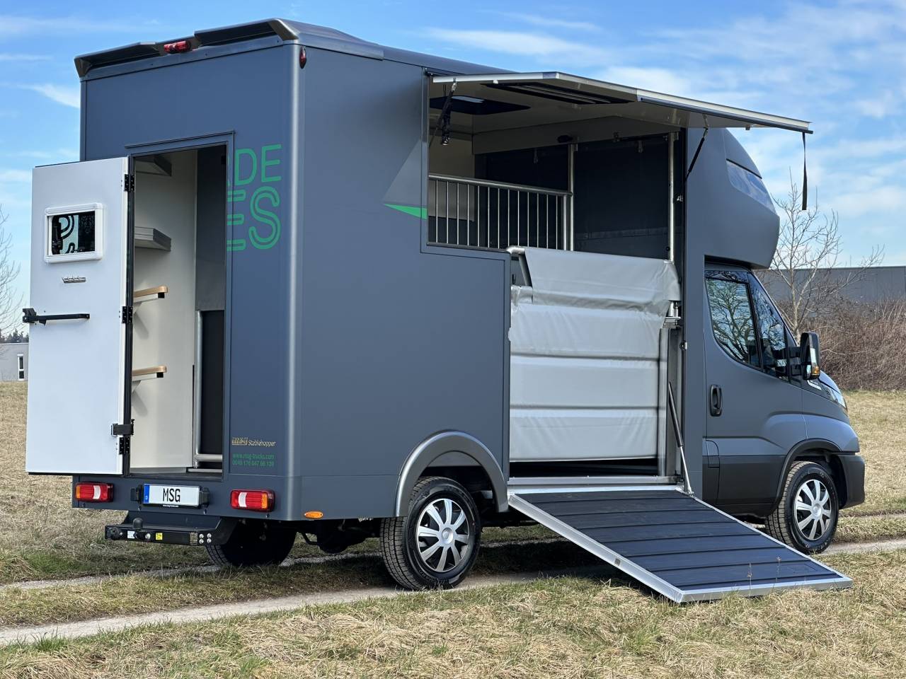 Van per Cavalli Iveco IVECO DAILY 35-210 HI-MATIC MSG STALLION LIGHT 2026 Nuovo