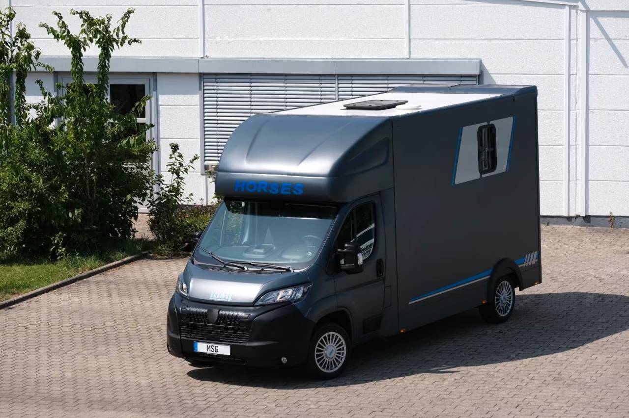 Van per Cavalli Peugeot PEUGEOT BOXER 165 MSG STALLION LIGHT NOUVEAU MODEL 2026 Nuovo