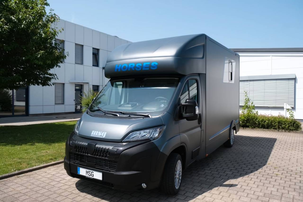 Van per Cavalli Peugeot PEUGEOT BOXER 165 MSG STALLION LIGHT NOUVEAU MODEL 2026 Nuovo