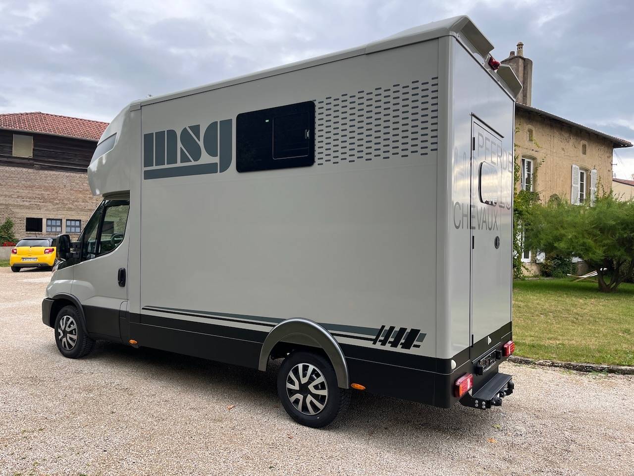Van per Cavalli Iveco IVECO DAILY 35S210 HI-MATIC MSG STALLION LIGHT 2026 Nuovo