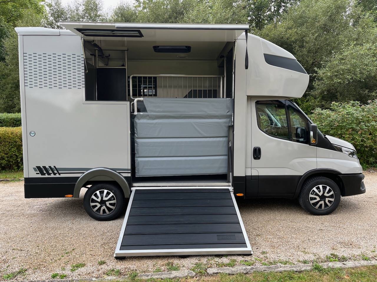Van per Cavalli Iveco IVECO DAILY 35S210 HI-MATIC MSG STALLION LIGHT 2026 Nuovo