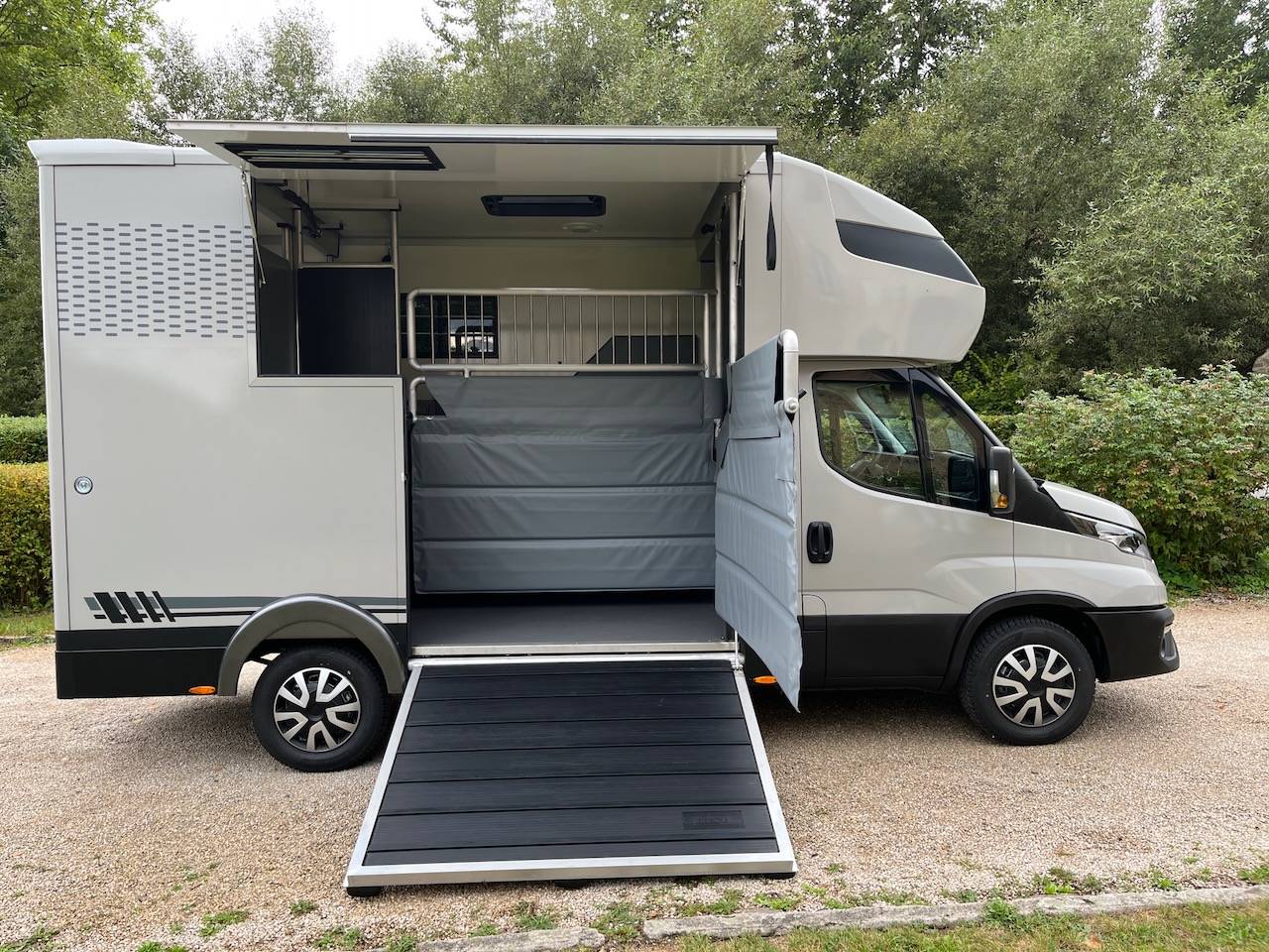 Van per Cavalli Iveco IVECO DAILY 35S210 HI-MATIC MSG STALLION LIGHT 2026 Nuovo