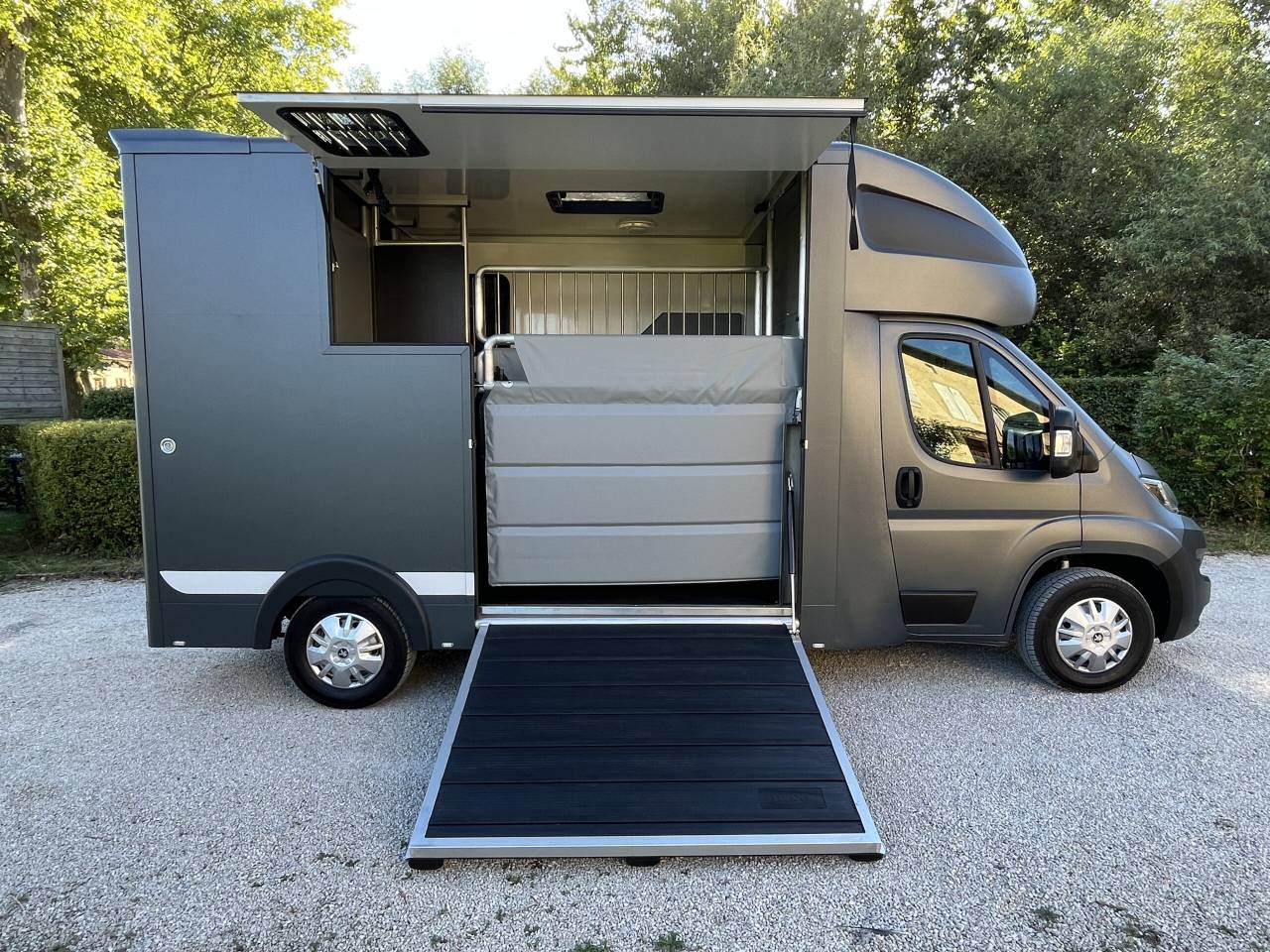 Van per Cavalli Peugeot PEUGEOT BOXER BLUEHDI 165 MSG STALLION LIGHT 2025 Occasione
