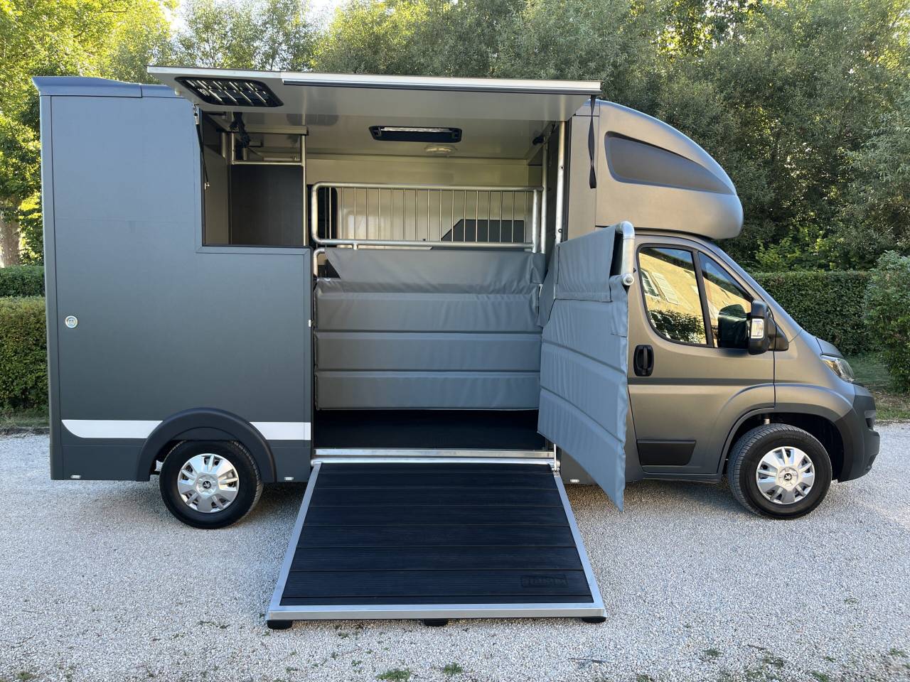 Van per Cavalli Peugeot PEUGEOT BOXER BLUEHDI 165 MSG STALLION LIGHT 2025 Occasione
