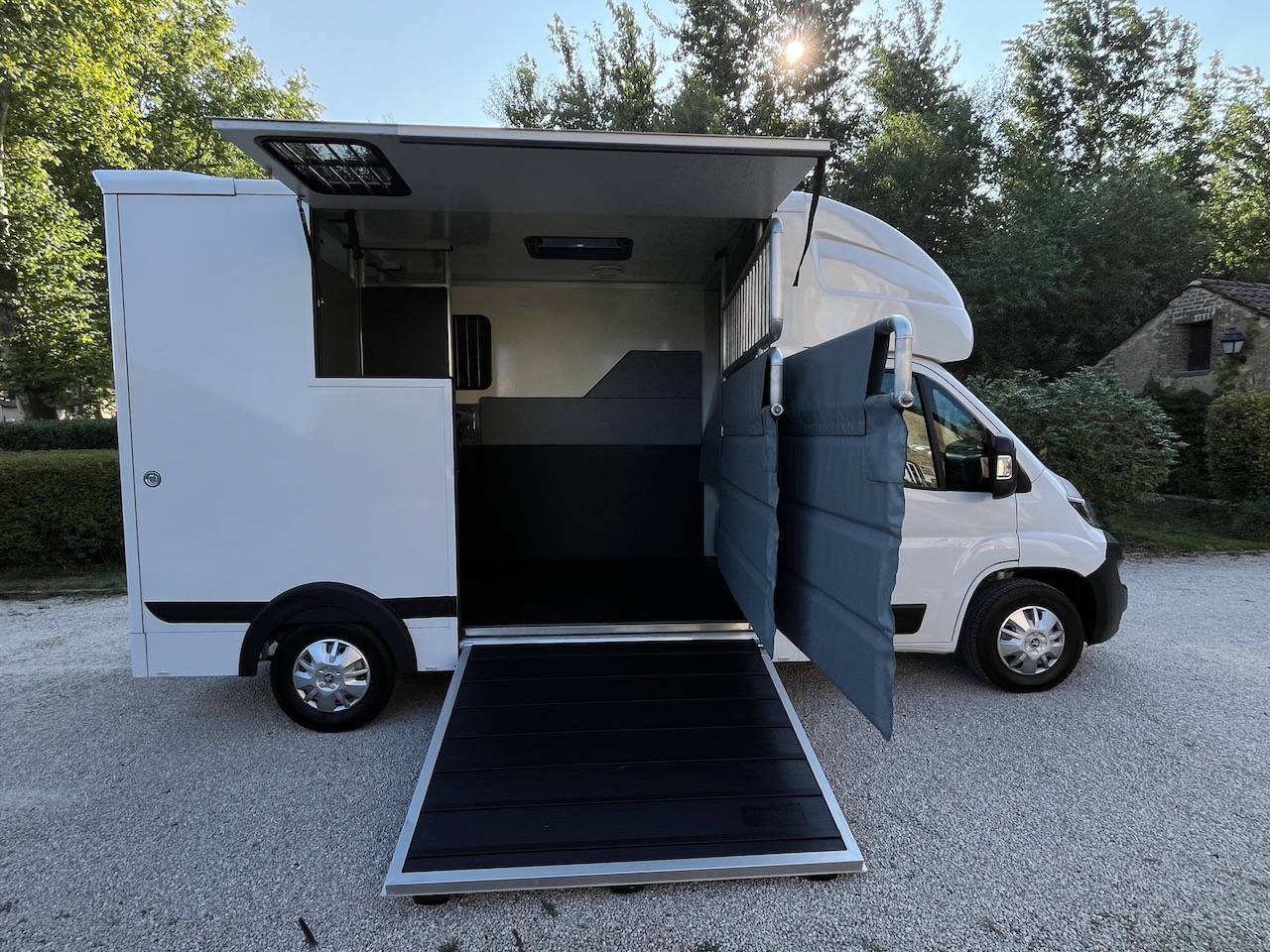 Van per Cavalli Peugeot PEUGEOT BOXER BLUEHDI 165 MSG STALLION LIGHT 2025 Occasione