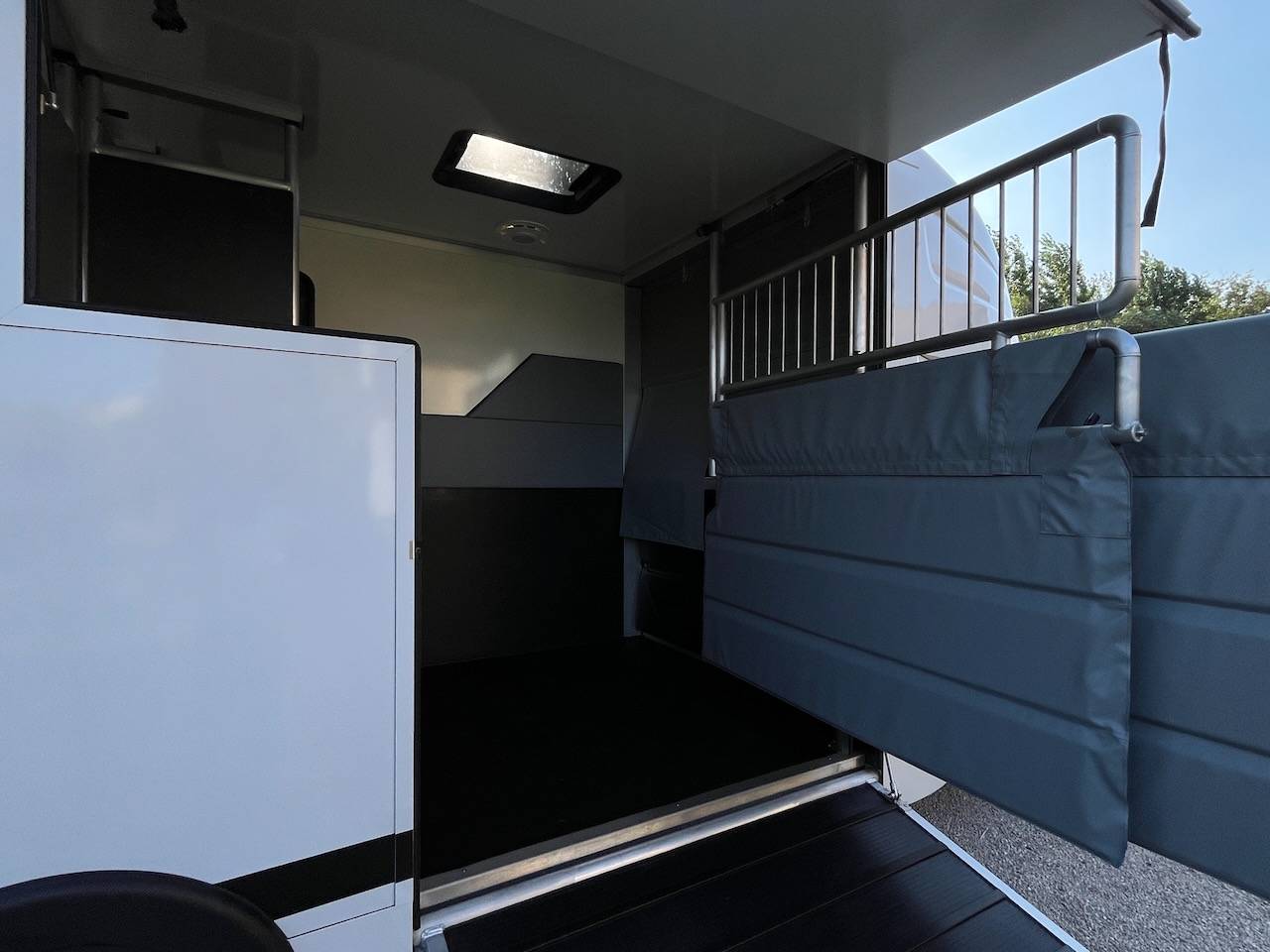 Van per Cavalli Peugeot PEUGEOT BOXER BLUEHDI 165 MSG STALLION LIGHT 2025 Occasione