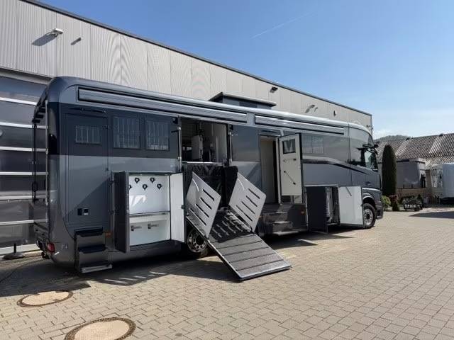 Camion per Cavalli Mercedes MERCEDES-BENZ ACTROS 2651 KRISMAR EXCLUSIV POP OUT 2021 Occasione