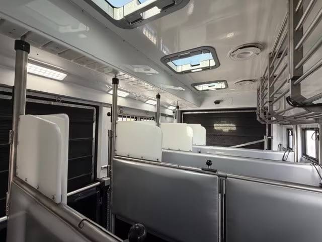 Camion per Cavalli Mercedes MERCEDES-BENZ ACTROS 2651 KRISMAR EXCLUSIV POP OUT 2021 Occasione