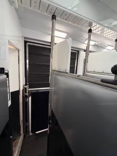Camion per Cavalli Mercedes MERCEDES-BENZ ACTROS 2651 KRISMAR EXCLUSIV POP OUT 2021 Occasione