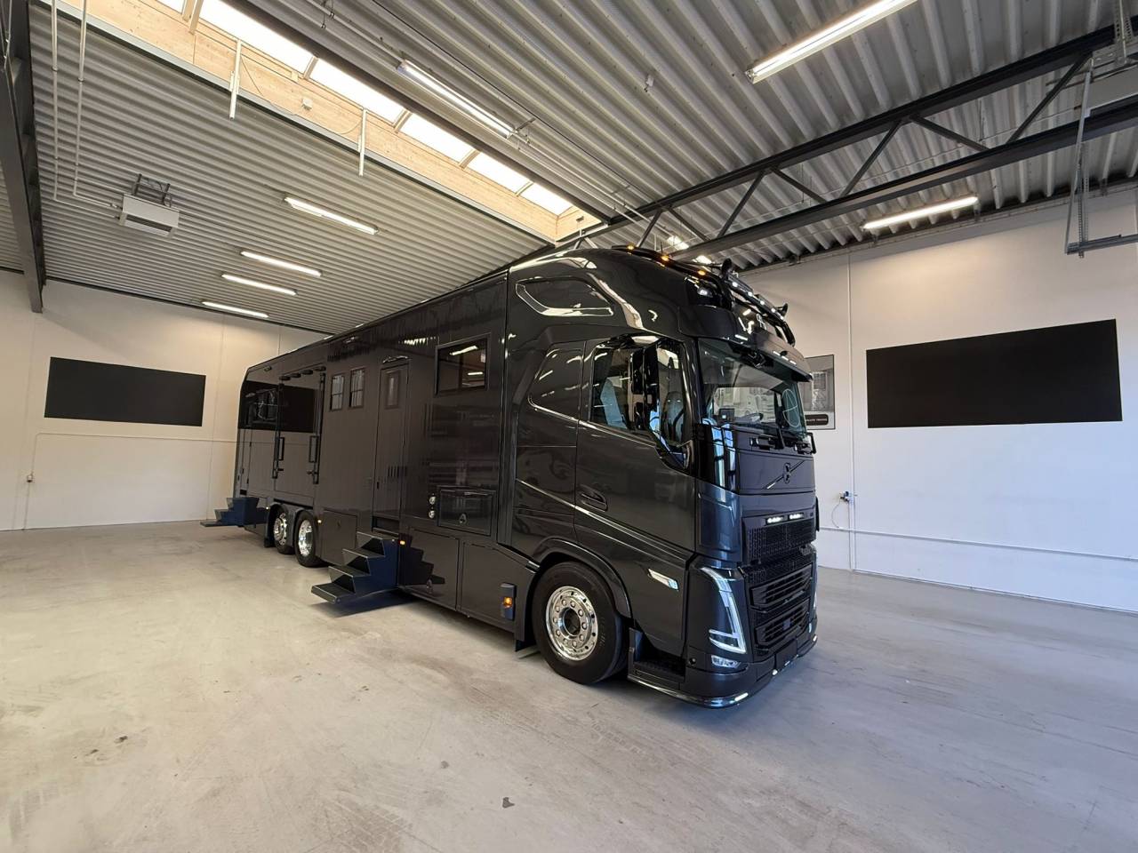 Camion per Cavalli Volvo VOLVO FH 500 NF 8 HORSES 2025 Occasione