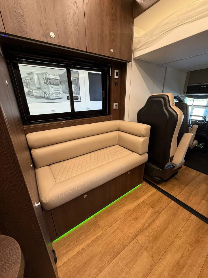 Camion per Cavalli Volvo VOLVO FH 500 NF 8 HORSES 2025 Occasione