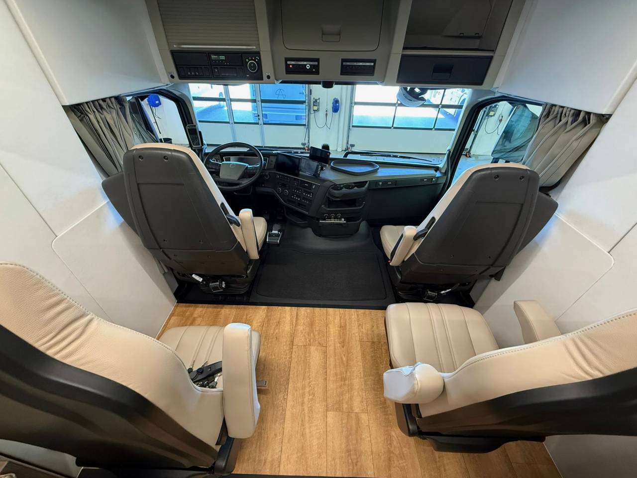 Camion per Cavalli Volvo VOLVO FH 500 NF 8 HORSES 2025 Occasione