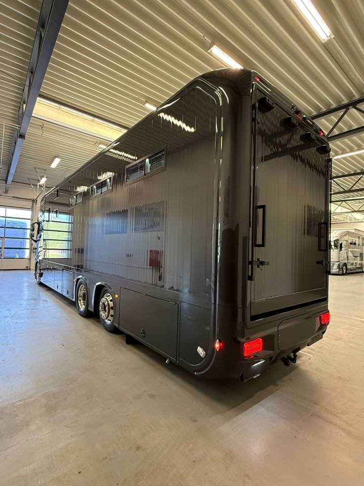 Camion per Cavalli Volvo VOLVO FH 500 NF 8 HORSES 2025 Occasione