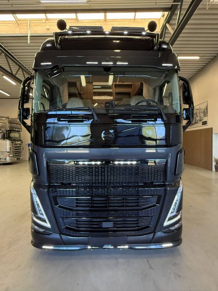 Camion per Cavalli Volvo VOLVO FH 500 NF 8 HORSES 2025 Occasione