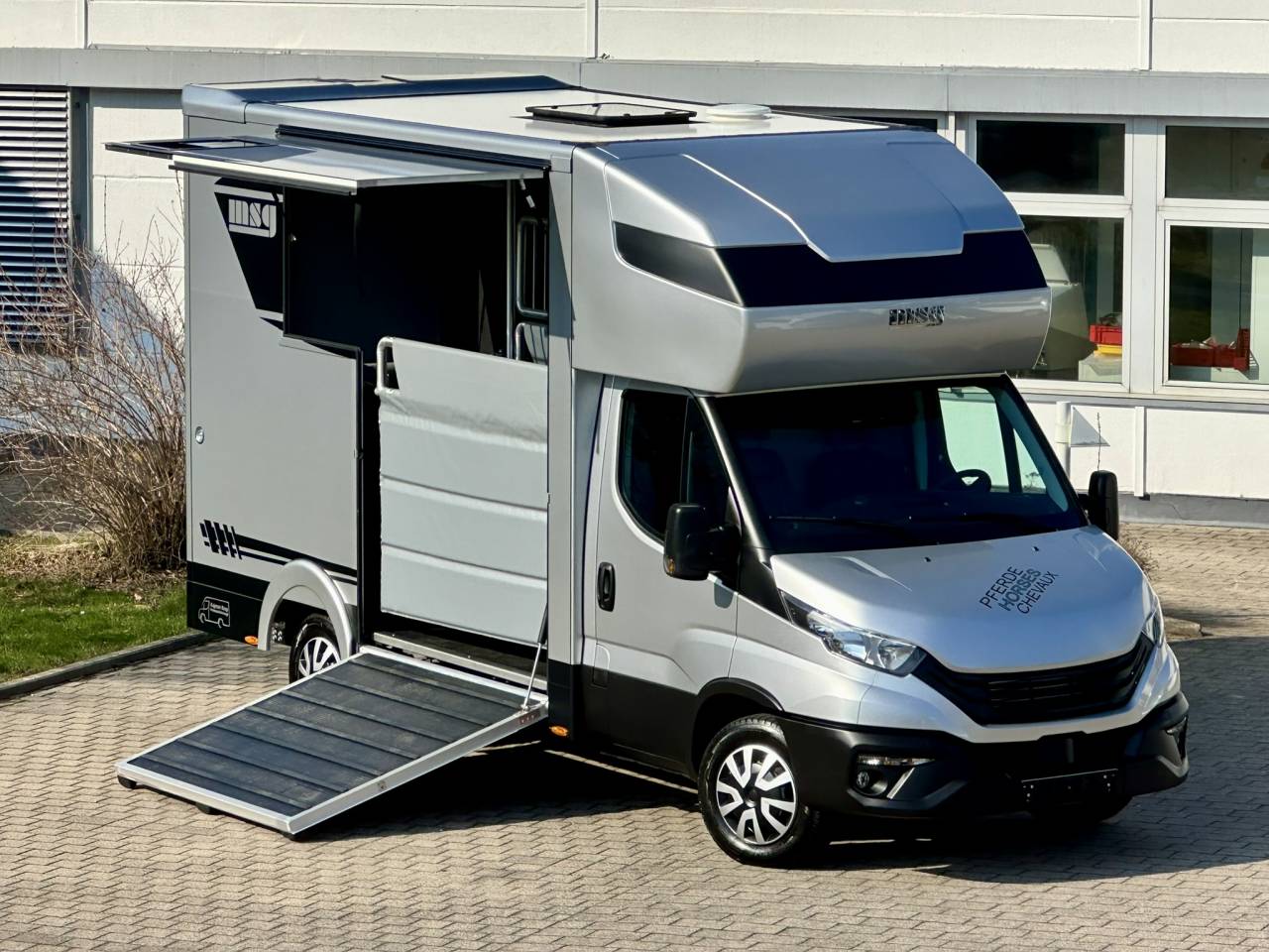 Van per Cavalli Iveco IVECO DAILY 35-210 HI-MATIC MSG STALLION LIGHT 2026 Nuovo