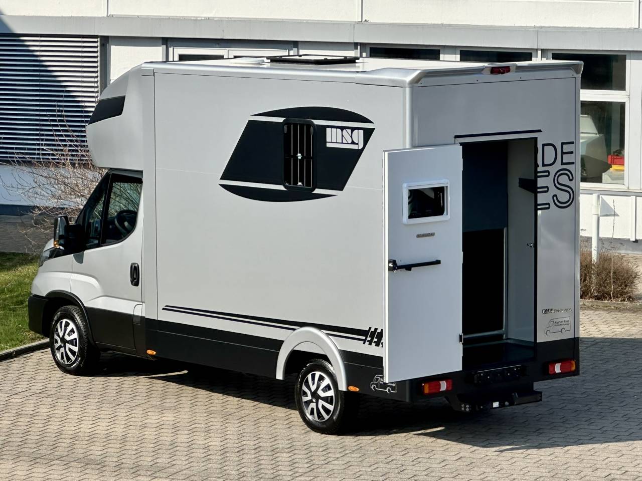 Van per Cavalli Iveco IVECO DAILY 35-210 HI-MATIC MSG STALLION LIGHT 2026 Nuovo