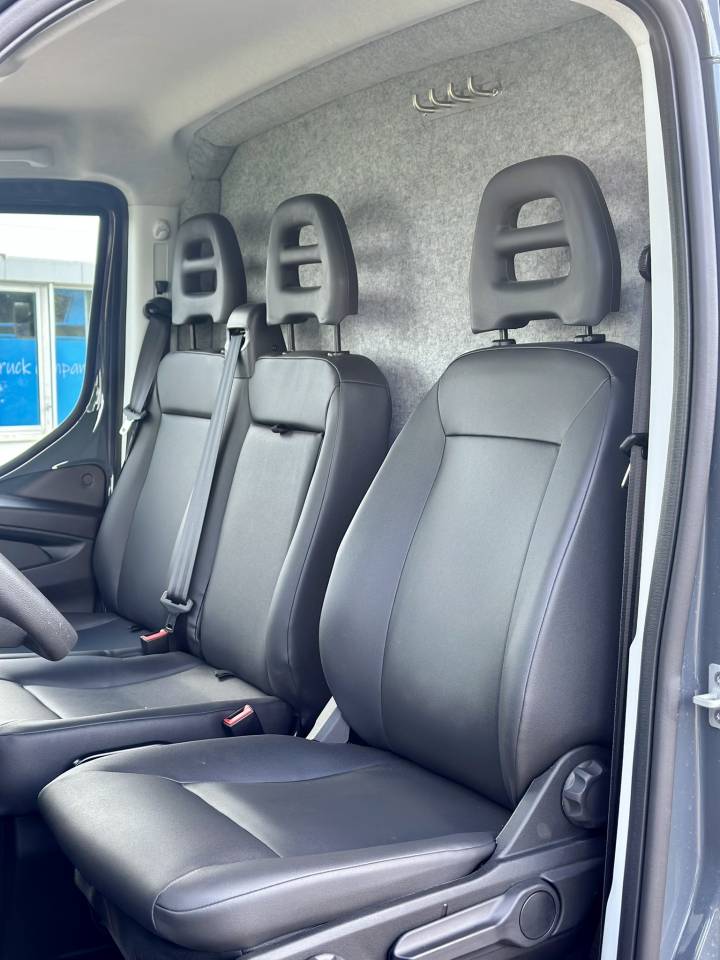 Van per Cavalli Iveco IVECO DAILY 35-210 HI-MATIC MSG STALLION LIGHT 2026 Nuovo