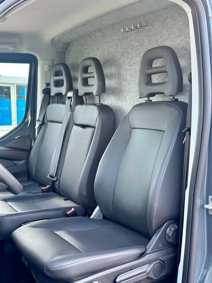 Van per Cavalli Iveco IVECO DAILY 35-210 HI-MATIC MSG STALLION LIGHT 2026 Nuovo