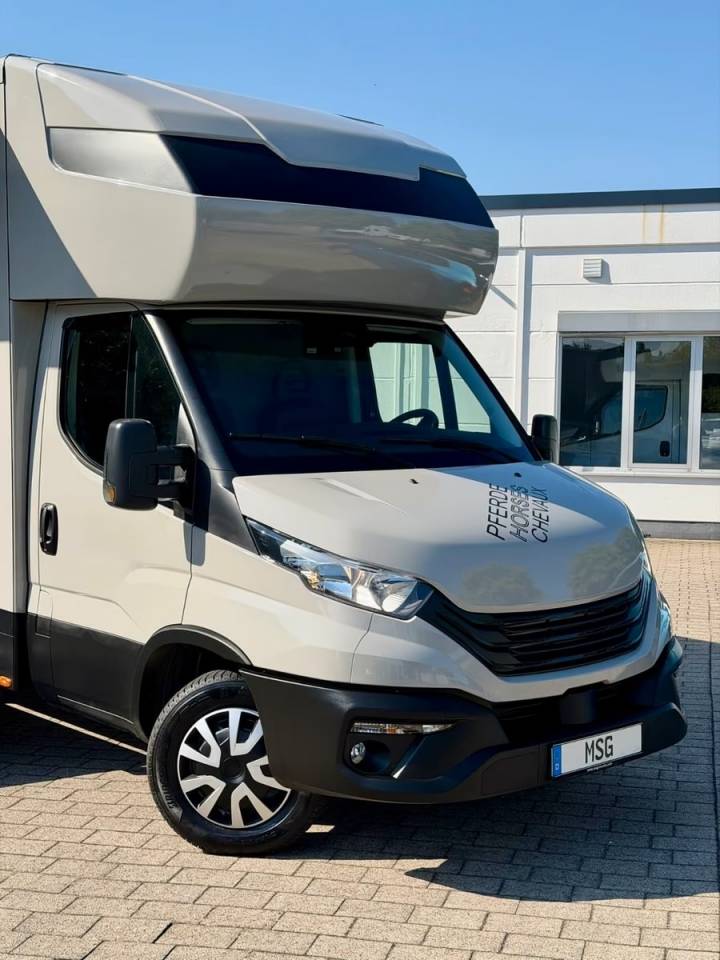 Van per Cavalli Iveco IVECO DAILY 35-210 HI-MATIC MSG STALLION LIGHT 2026 Nuovo