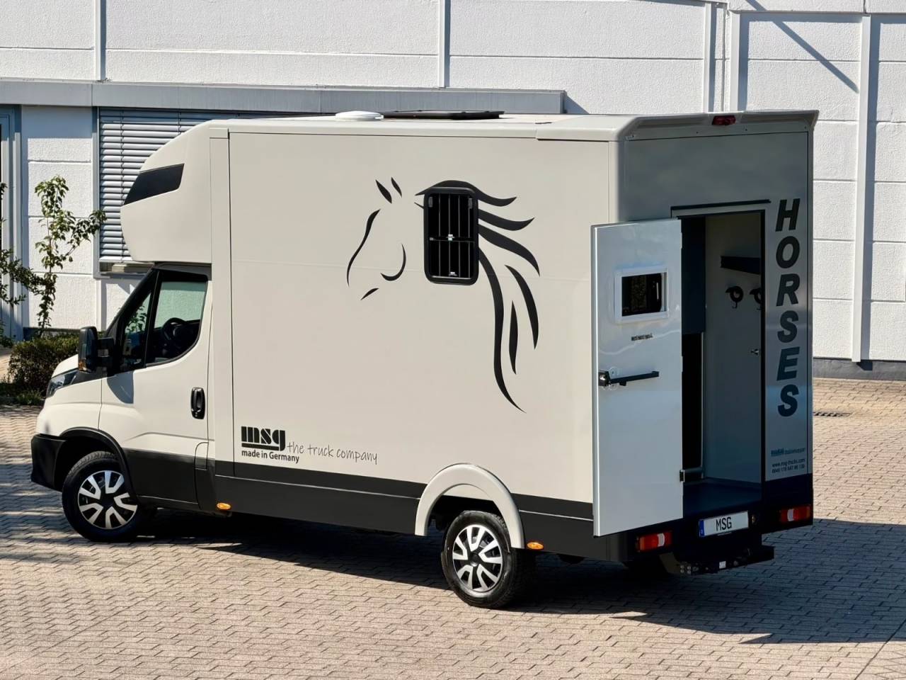 Van per Cavalli Iveco IVECO DAILY 35-210 HI-MATIC MSG STALLION LIGHT 2026 Nuovo