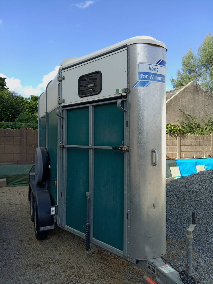 Trailer Ifor Williams HB401R 1,5 Cavalli 2003 Occasione