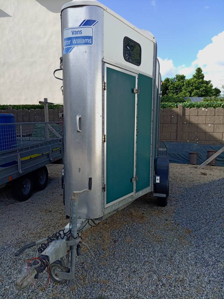 Trailer Ifor Williams HB401R 1,5 Cavalli 2003 Occasione
