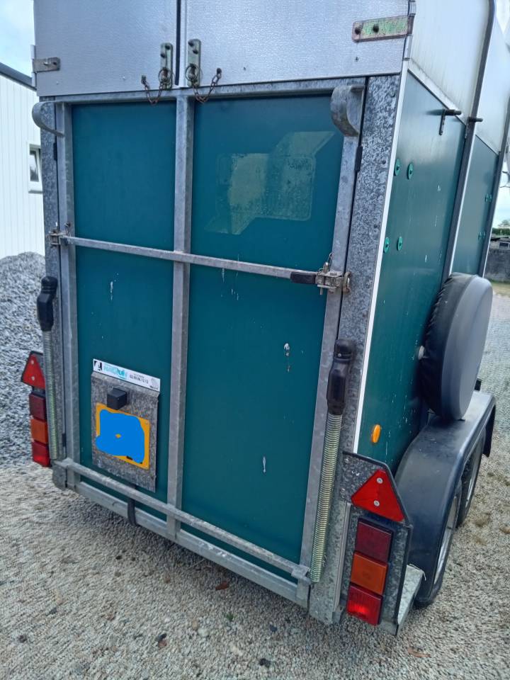 Trailer Ifor Williams HB401R 1,5 Cavalli 2003 Occasione