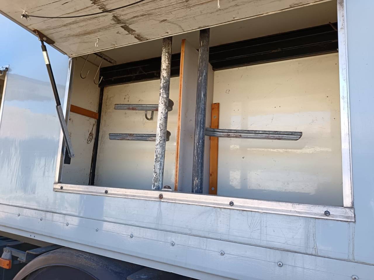 Camion per Cavalli Renault midlum 2004 Occasione