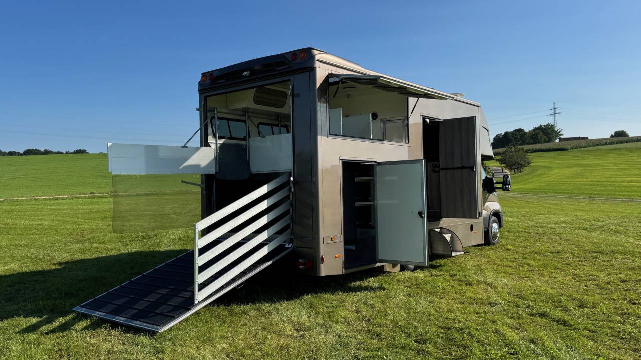 Camion per Cavalli Iveco IVECO 0 Occasione