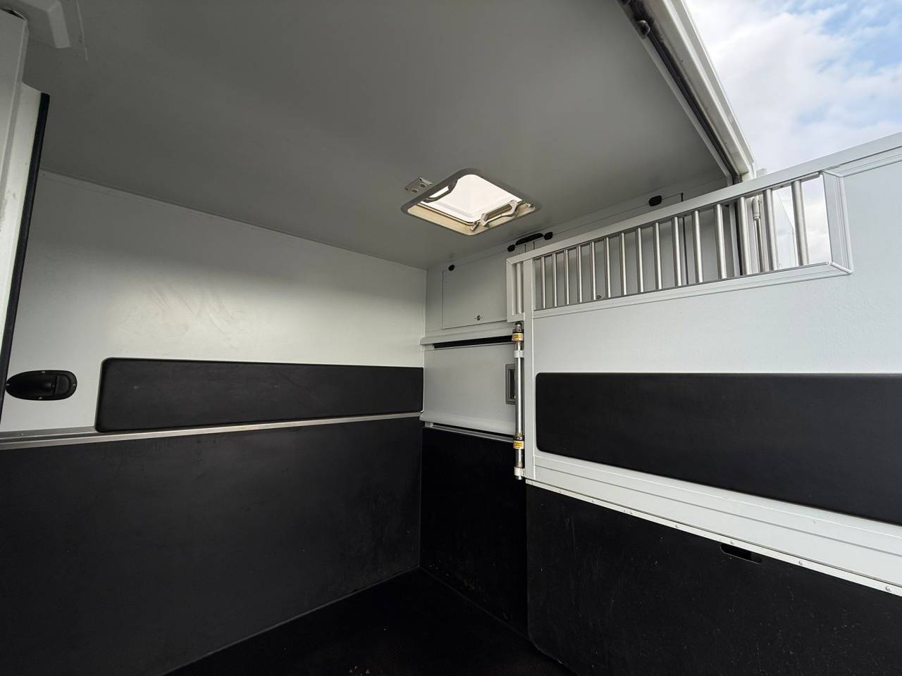 Van per Cavalli Theault PEUGEOT BOXER 150CH STALLE 2015 Occasione