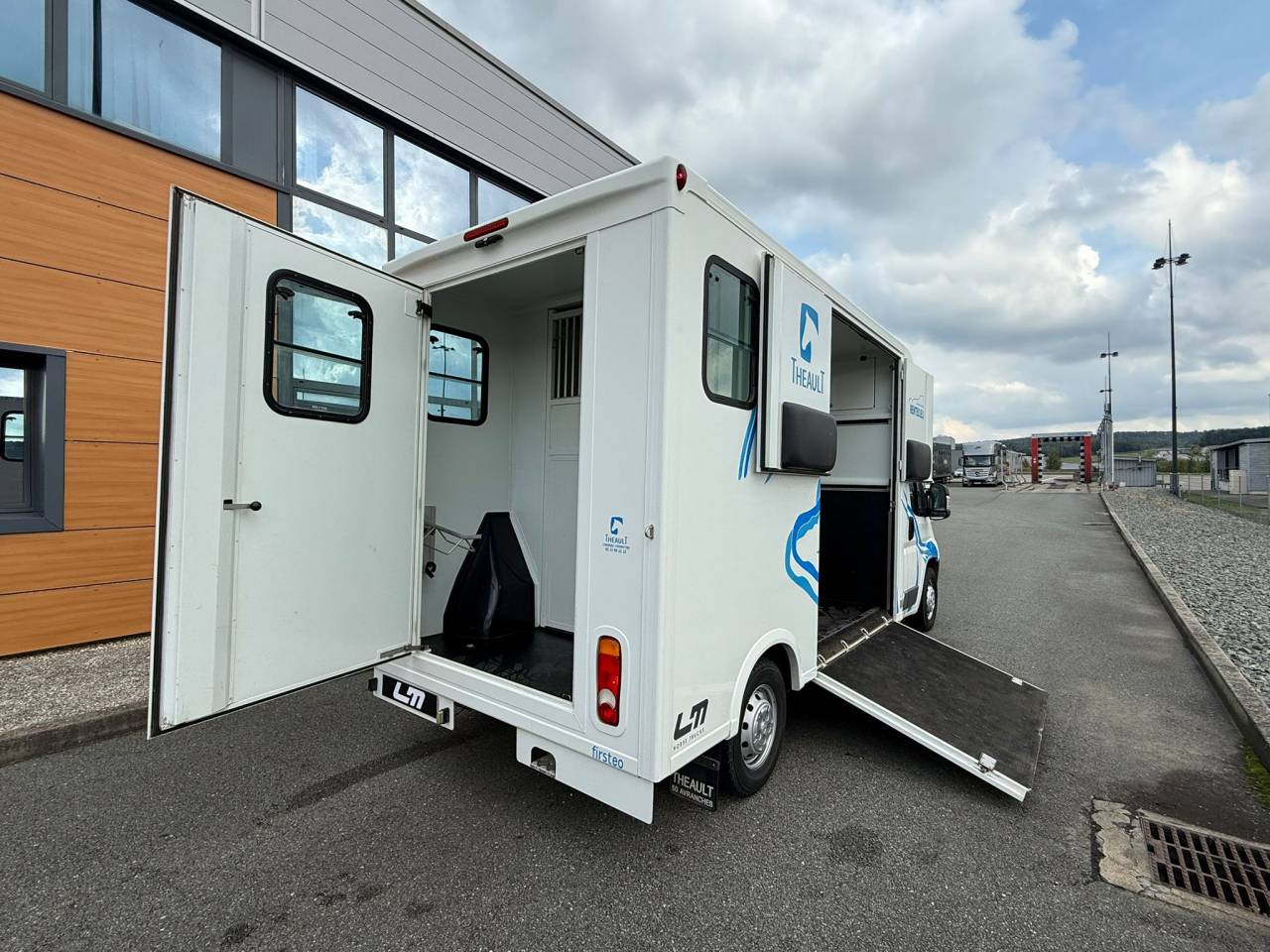 Van per Cavalli Theault PEUGEOT BOXER 150CH STALLE 2015 Occasione