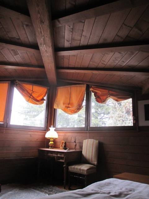 Scuderie e area recintata equestre con villa e piscina