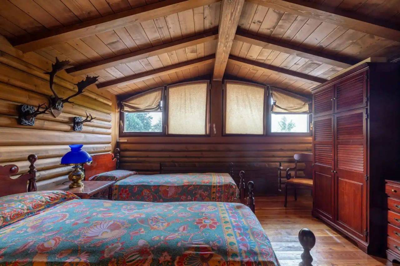 Scuderie e area recintata equestre con villa e piscina