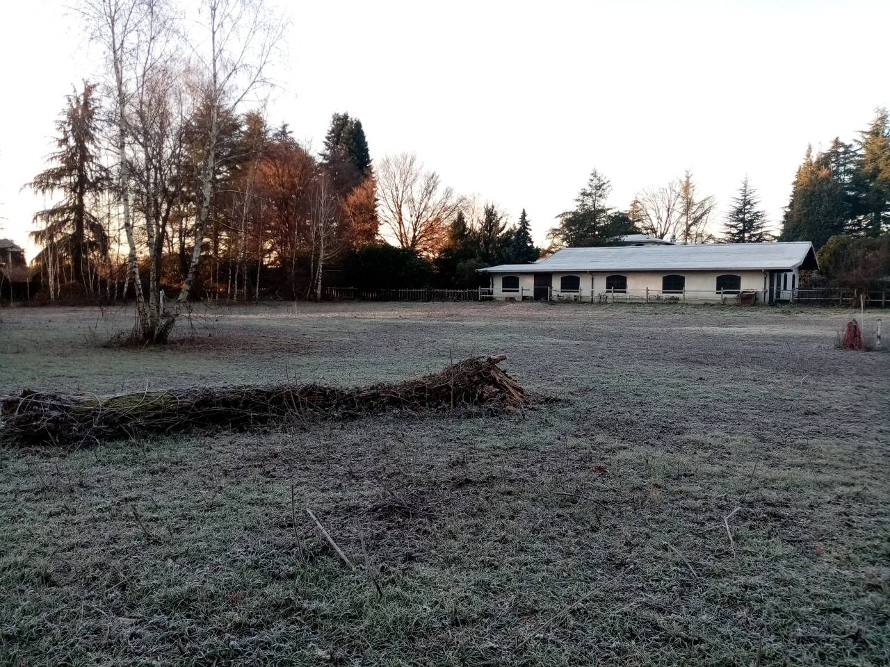 Scuderie e area recintata equestre con villa e piscina