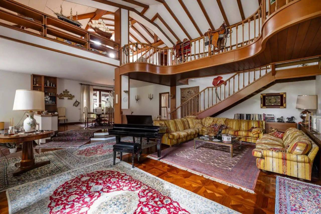 Scuderie e area recintata equestre con villa e piscina