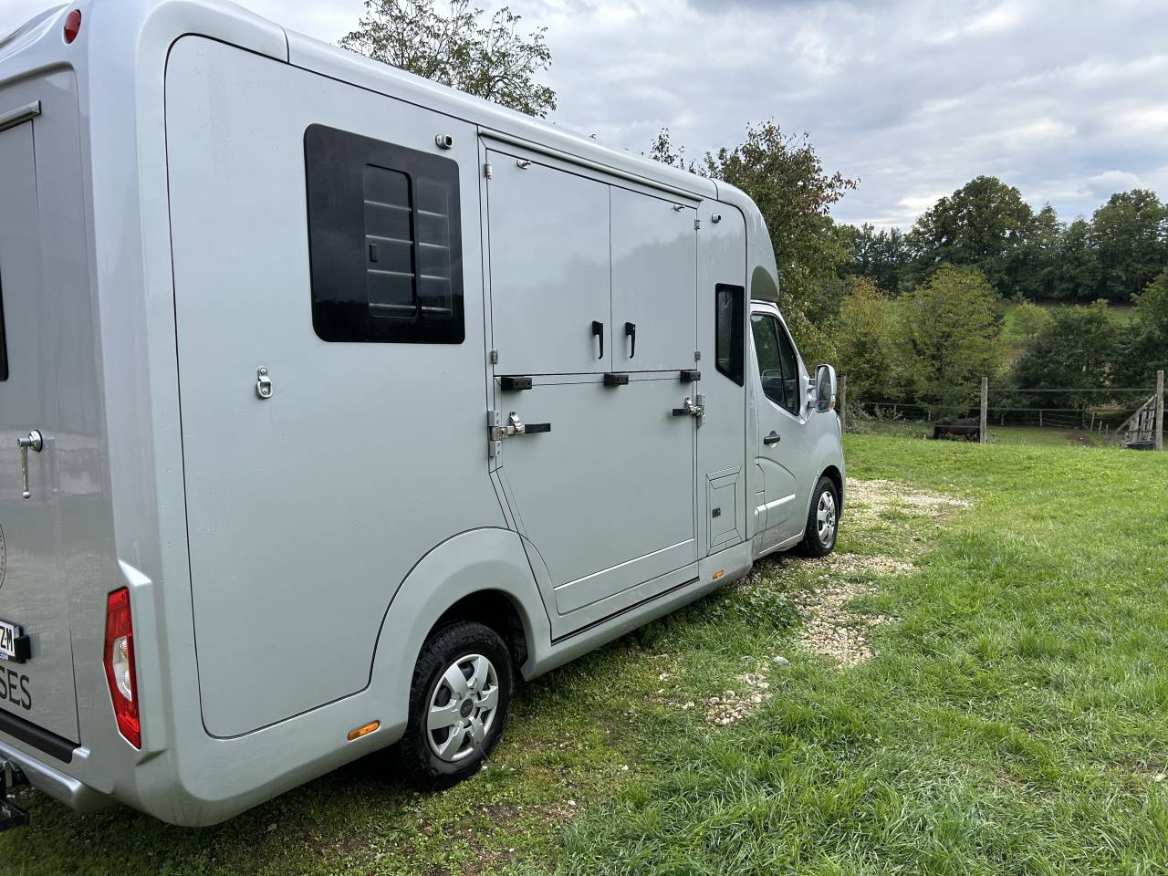 Van per Cavalli STX 5 places assises stalles 2021 Occasione