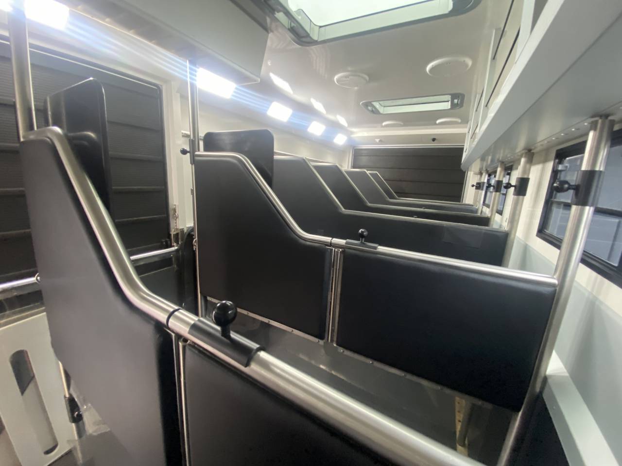 Camion per Cavalli AKX  2024 Occasione