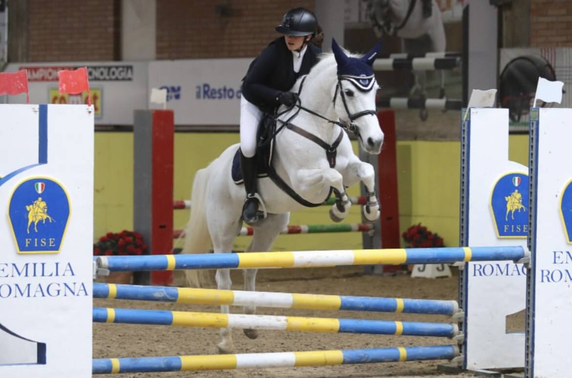 Pony connemara salti ostacoli