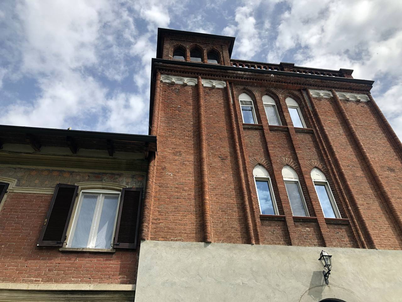 Propriet&agrave; con strutture per attivit&agrave; equestri