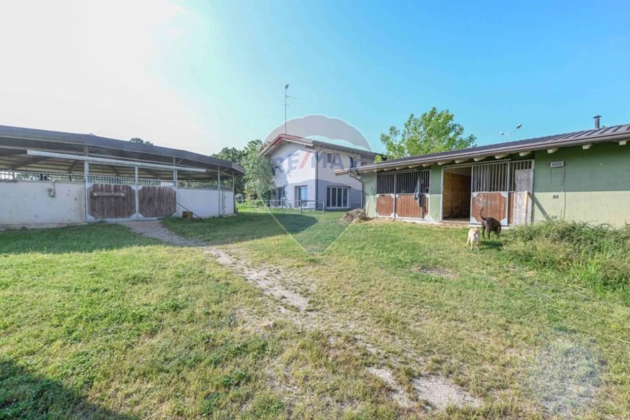 Centro equestre con B&B e 4 unita abitative 